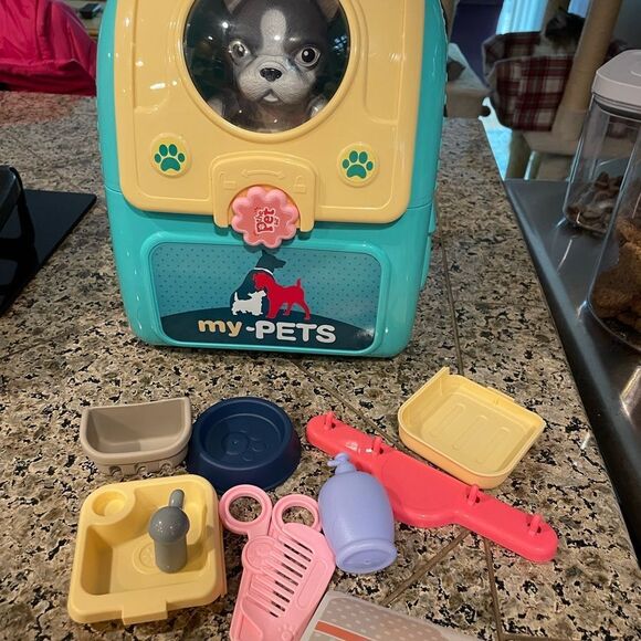 My Pets Play Vet Pet Care dog and Backpack with Accessories - Picture 13 of 14